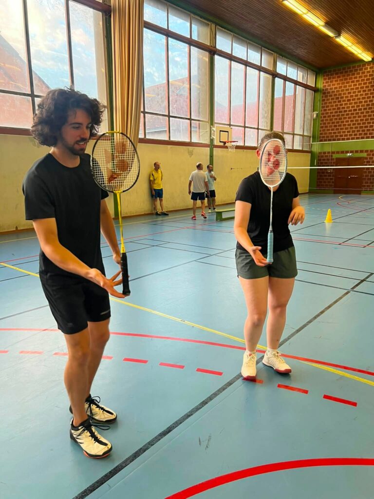 En équilibre avec la raquette de badminton